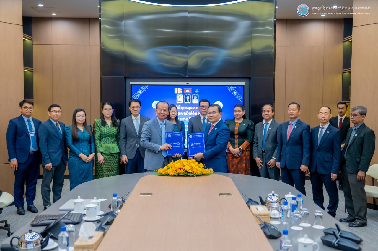 ឯកឧត្តមរដ្ឋមន្រ្តី ជា វ៉ាន់ដេត និងឯកឧត្តមរដ្ឋមន្រ្តី ថោ ជេដ្ឋា បានអញ្ជើញចុះហត្ថលេខាលើអនុស្សរណៈនៃការយោគយល់ស្ដីពីកិច្ចសហប្រតិបត្តិការរវាងក្រសួងប្រៃសណីយ៍និងទូរគមនាគមន៍ និងក្រសួងធនធានទឹក និងឧតុនិយម